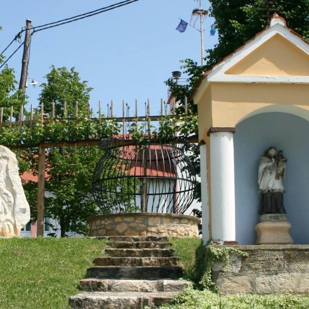 Johanez Vine with the Ovtar sculpture
